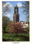 601981 Gezicht op de Domtoren te Utrecht met op de voorgrond een boom in bloesem in het plantsoen op het Lepelenburg..